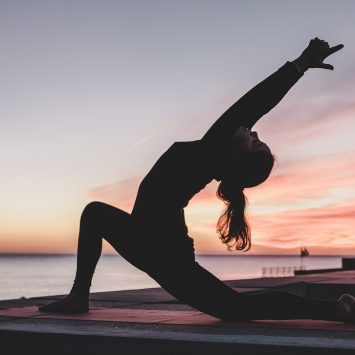 YOGA Y MEDITACIÓN DURANTE LA PUESTA DE SOL EN LA PLAYA DE PATOS