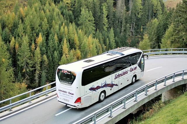Autobús blanco por carretera