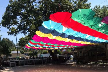 plaza de la carrasca con paraguas de colores